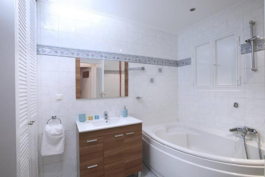 Palaio Faliro, A Bright And Spacious Apartment Афины Экстерьер фото
